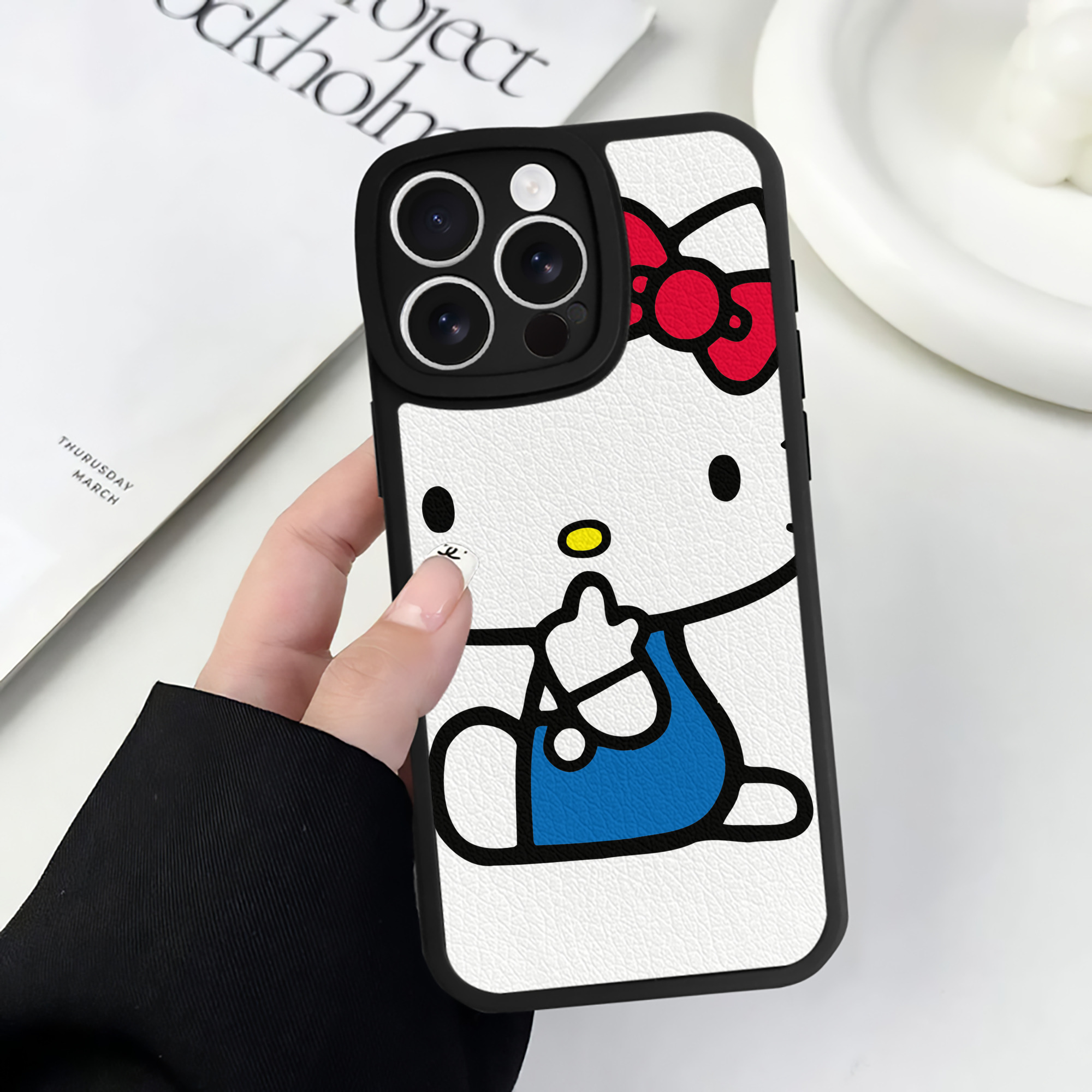 （画像用） Hello Kitty ハローキティ 【iPhone 16シリーズ対応】シリコンスマホケース（レザー調） 材質：シリコン